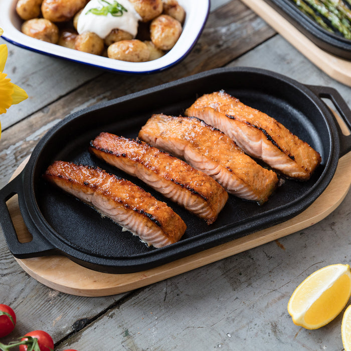 Ooni Cast Iron Sizzler Pan - Ooni Europe | Klicke auf dieses Bild, um den Galeriemodus des Produkts zu öffnen. Der Produktbild-Galeriemodus ermöglicht es dir, die Bilder zu vergrößern.