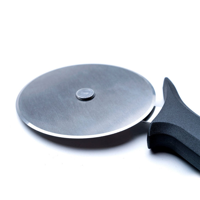 Ooni Pizza Cutter Wheel - Ooni Europe | Klicke auf dieses Bild, um den Galeriemodus des Produkts zu öffnen. Der Produktbild-Galeriemodus ermöglicht es dir, die Bilder zu vergrößern.